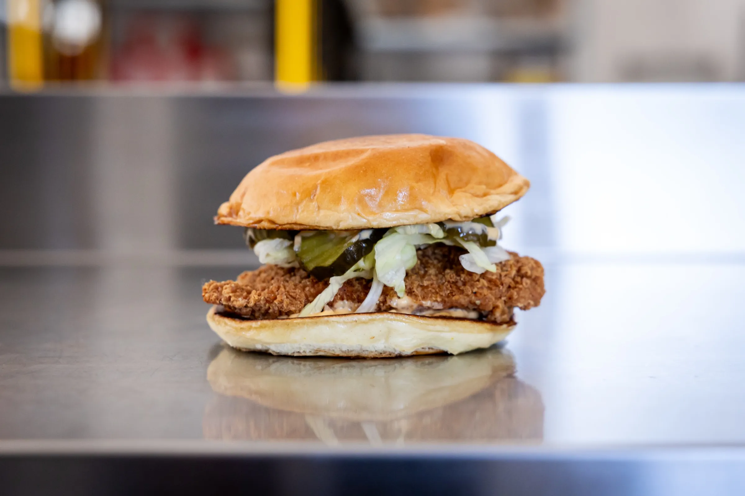 Fried Chicken Sandwich med sprød kylling, salat og pickles
