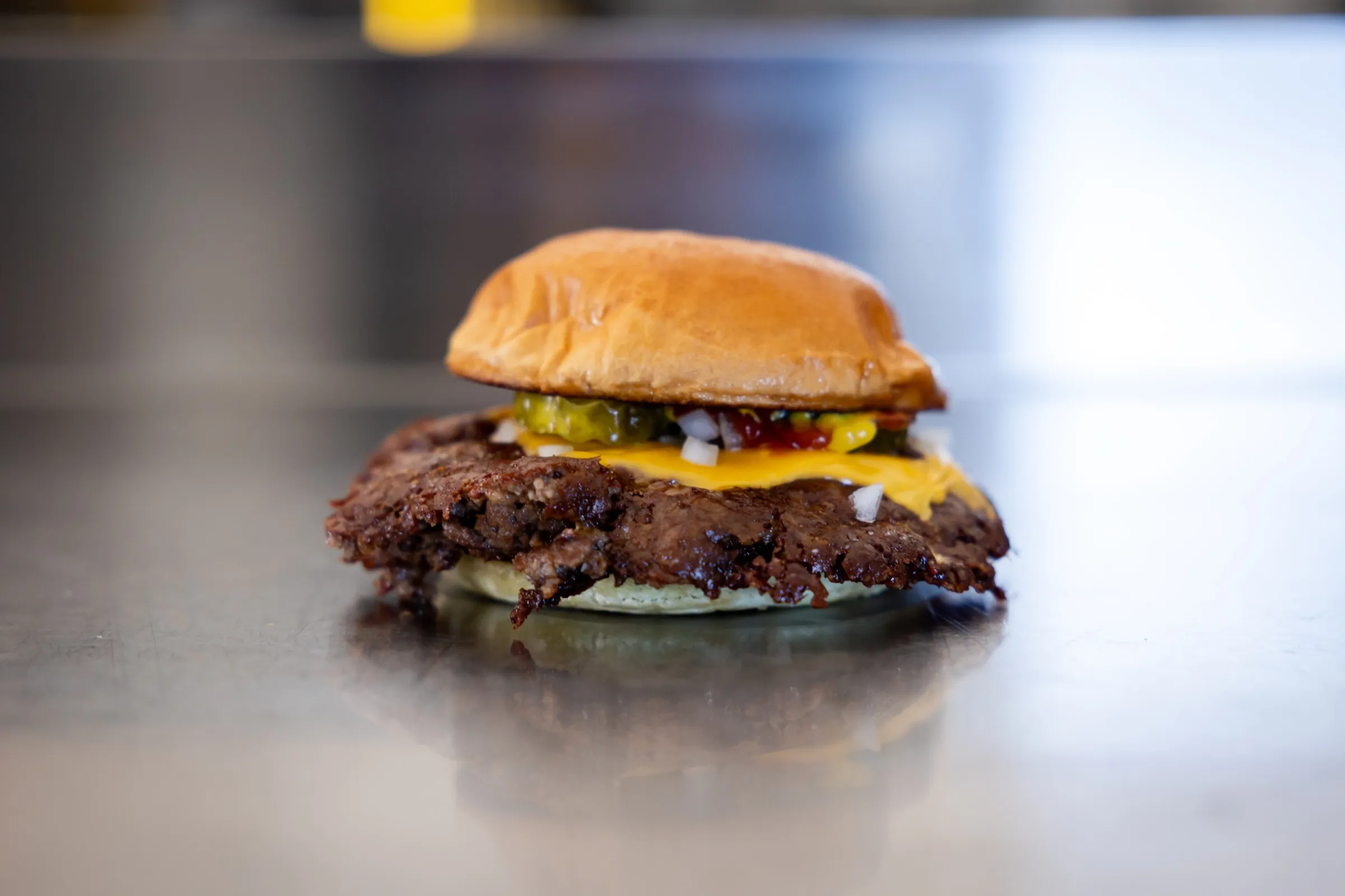 Classic Cheeseburger med pickles, løg og ost