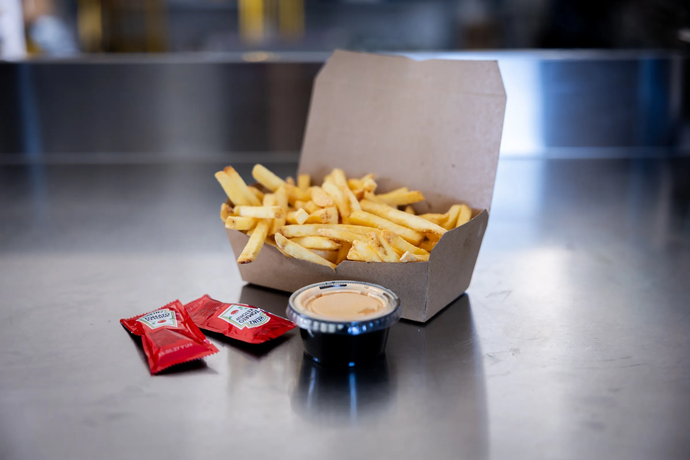 Fries i boks med dip og ketchup